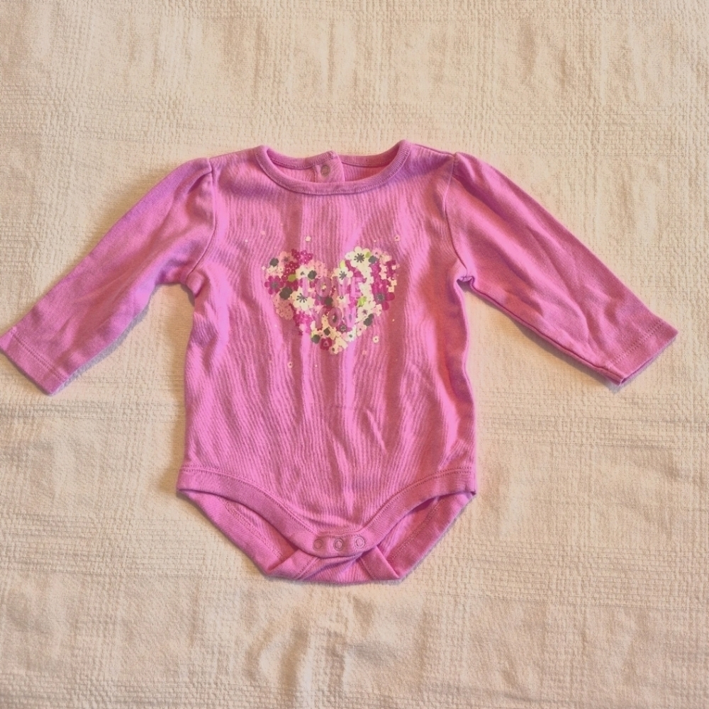 Gymboree girls 3-6 months girls bodysuit with floral heart applique VGUC